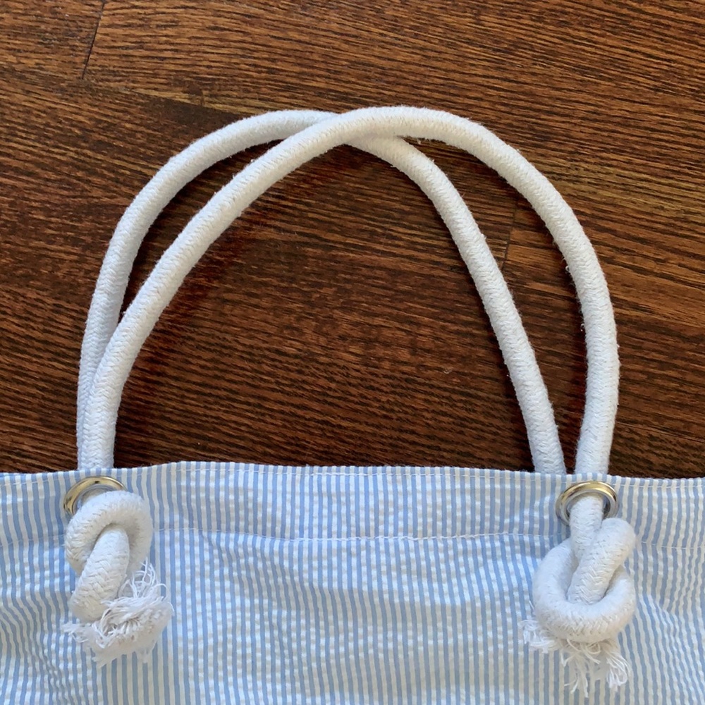 Seersucker “pool” monogrammed waterproof lined bag - Picture 3 of 5